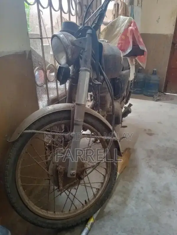 Honda 125cc Motorcycle - Classic Two-Wheeler