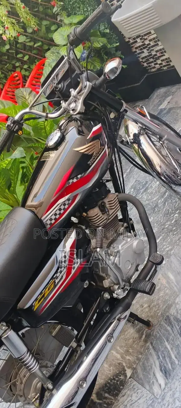 Honda 125cc Motorcycle in Black