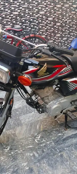 Honda 125cc Motorcycle in Black