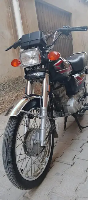 Honda 125cc Motorcycle in Black