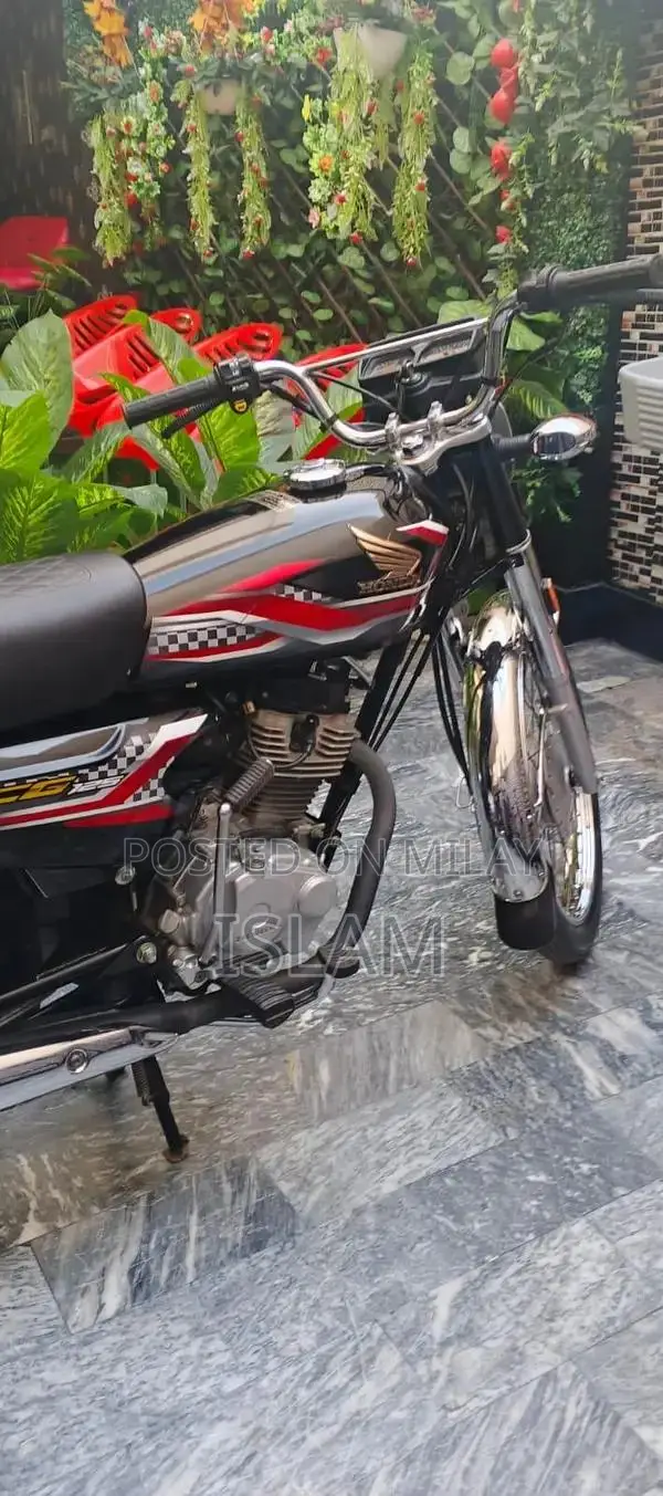 Honda 125cc Motorcycle in Black
