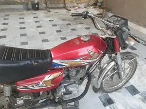 Photo - Honda Motorcycle 125cc 2020 Model Lightweight Urban Commuter