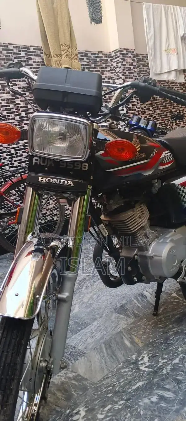 Honda 125cc Motorcycle in Black