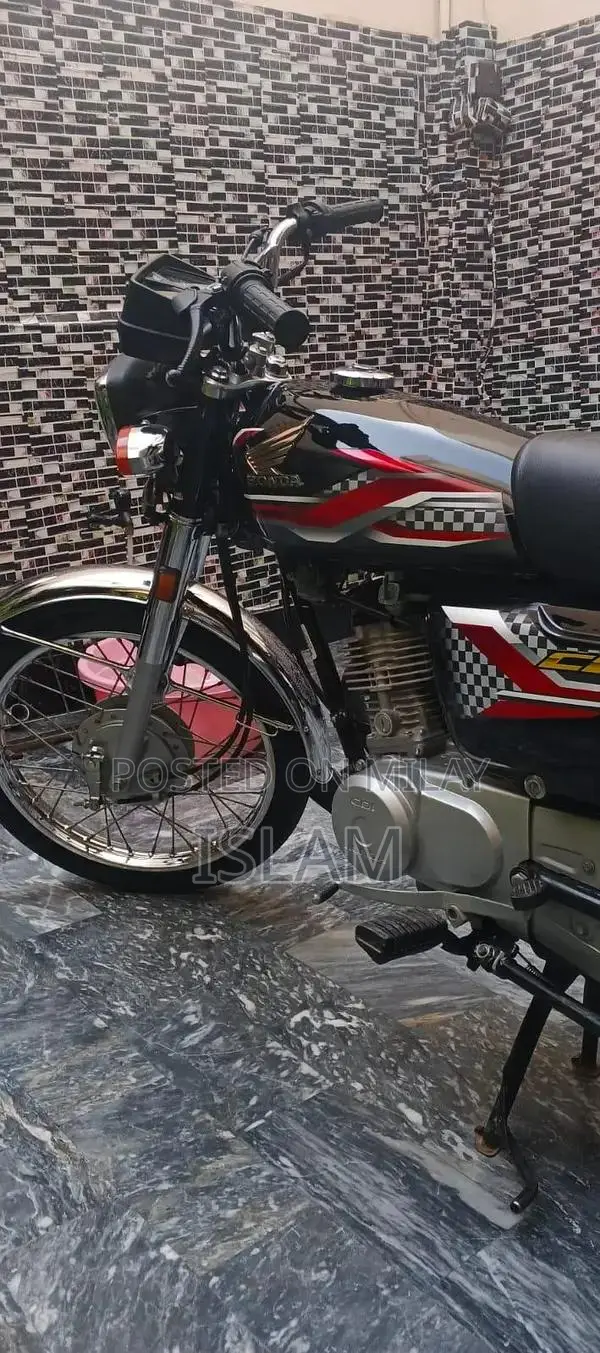 Honda 125cc Motorcycle in Black