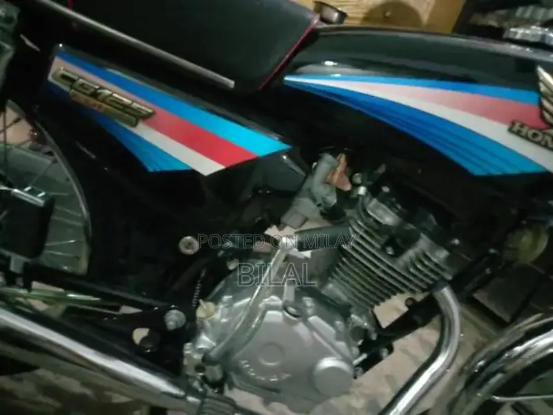 Honda 125cc Motorcycle Model 2000 - Classic Two-Wheeler