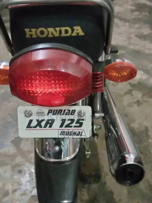 Honda 125cc Motorcycle Model 2000 - Classic Two-Wheeler