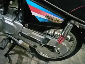 Honda 125cc Motorcycle Model 2000 - Classic Two-Wheeler