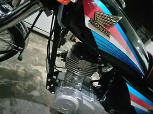 Honda 125cc Motorcycle Model 2000 - Classic Two-Wheeler