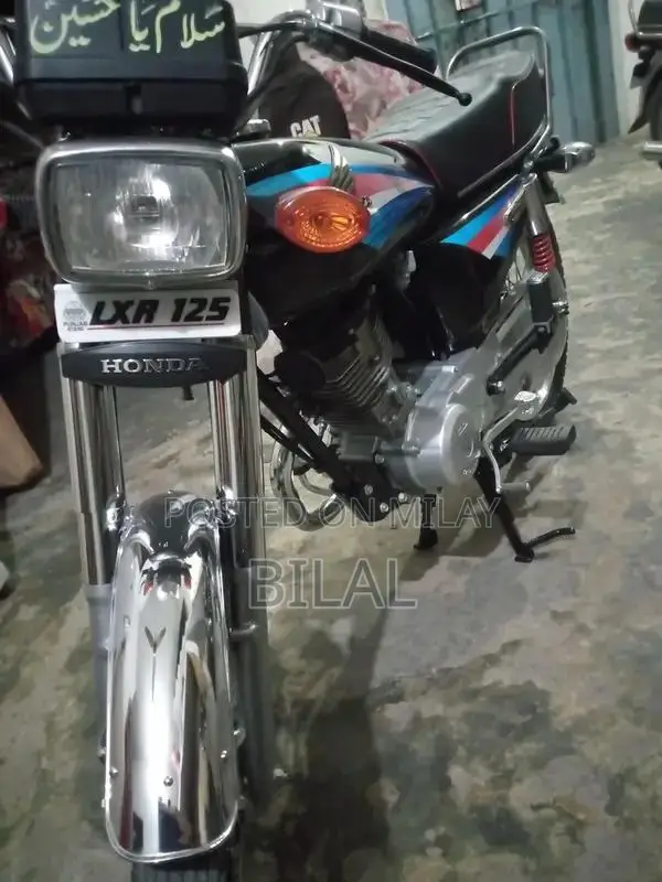 Honda 125cc Motorcycle Model 2000 - Classic Two-Wheeler