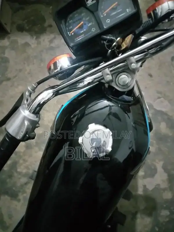 Honda 125cc Motorcycle Model 2000 - Classic Two-Wheeler