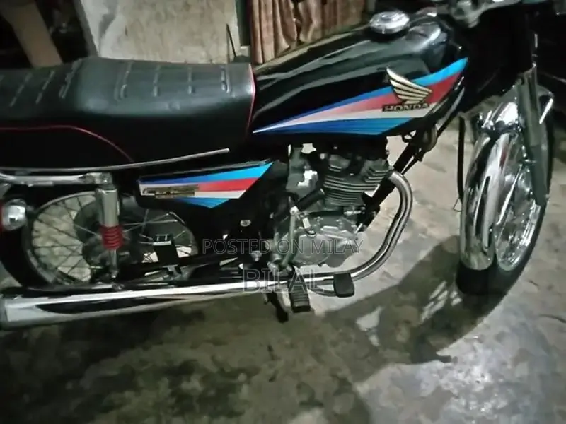 Honda 125cc Motorcycle Model 2000 - Classic Two-Wheeler