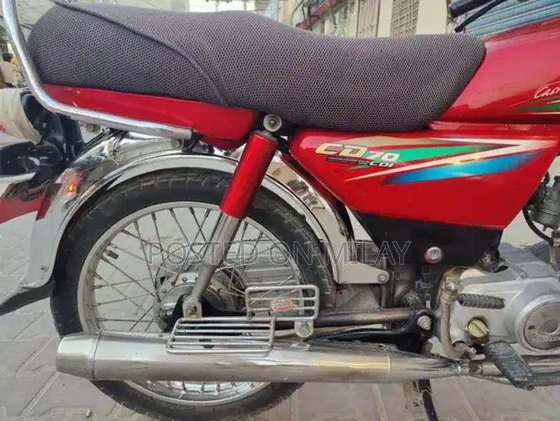 Honda CD 70 Classic Motorcycle - Single Cylinder Commuter Bike
