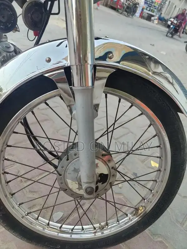 Honda CD 70 Classic Motorcycle - Single Cylinder Commuter Bike