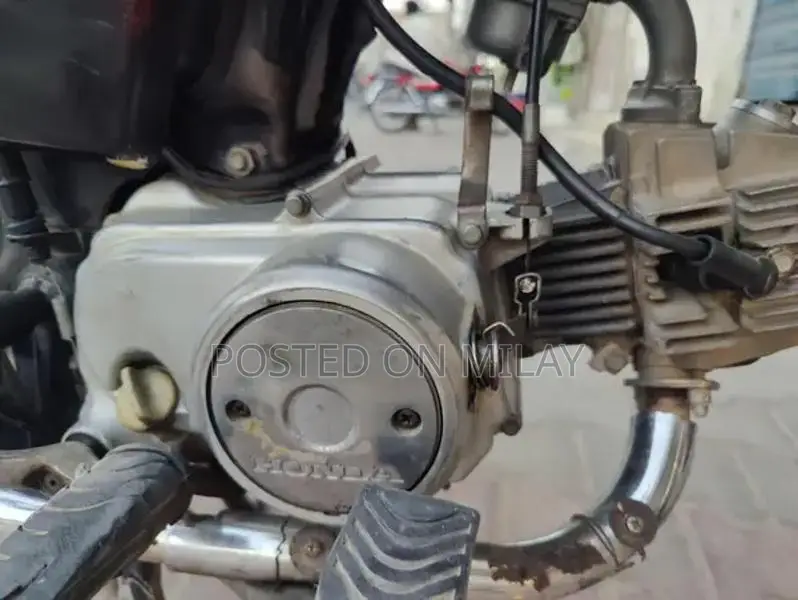 Honda CD 70 Classic Motorcycle - Single Cylinder Commuter Bike