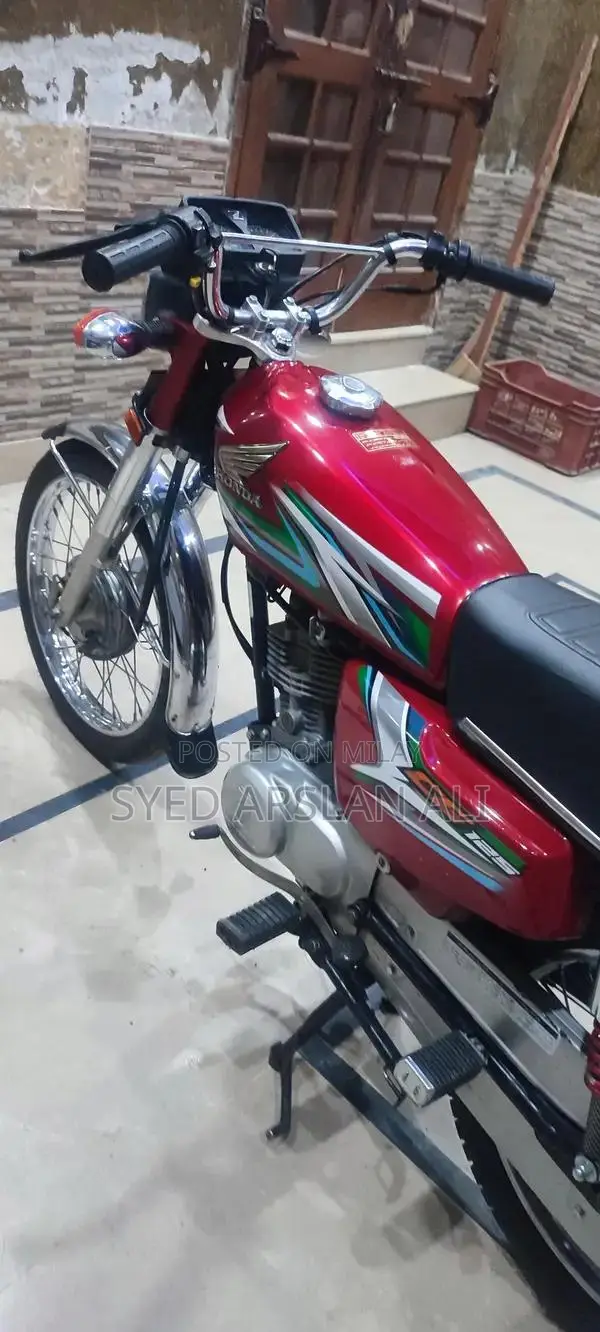 Honda CG 125 Motorcycle - Classic Single Cylinder Bike