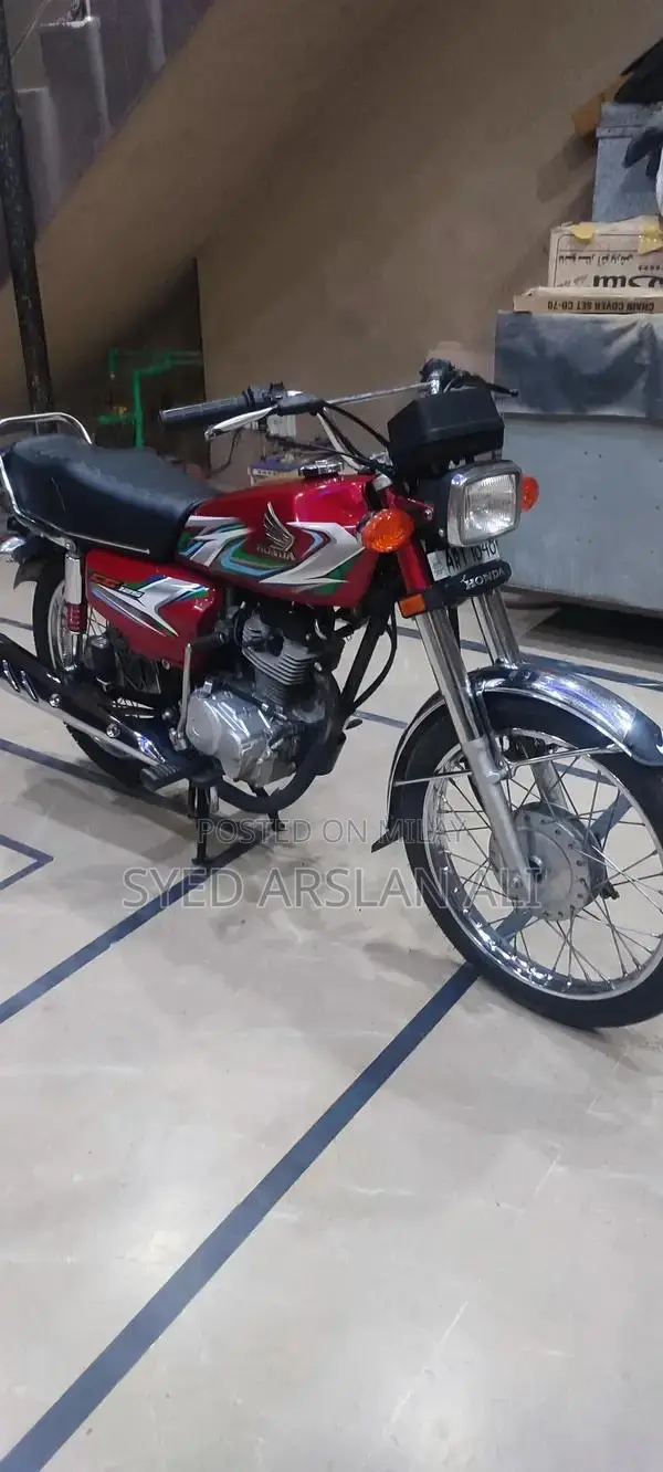 Honda CG 125 Motorcycle - Classic Single Cylinder Bike