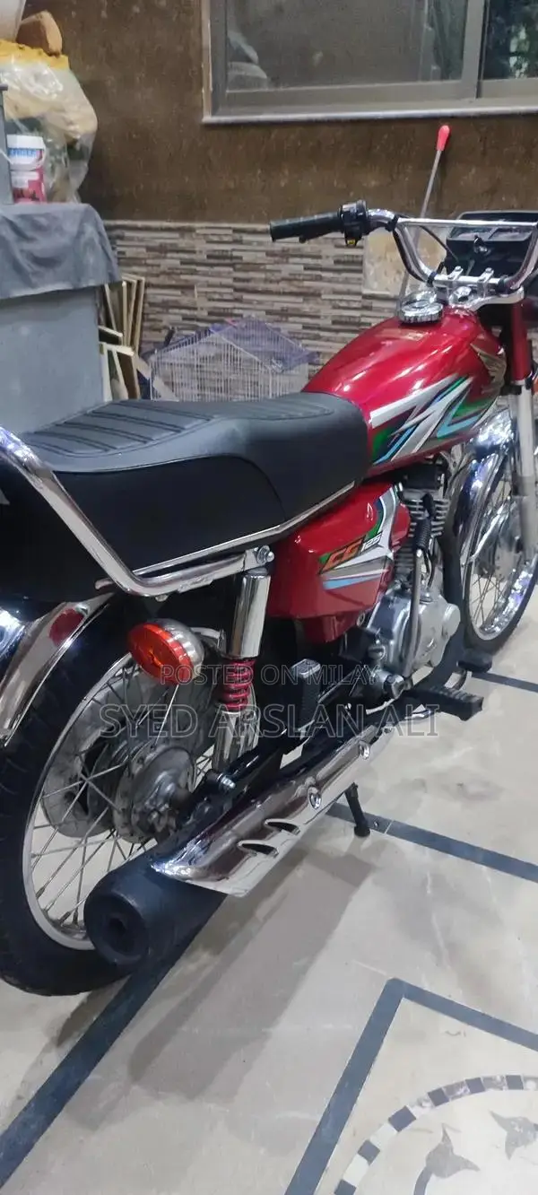 Honda CG 125 Motorcycle - Classic Single Cylinder Bike