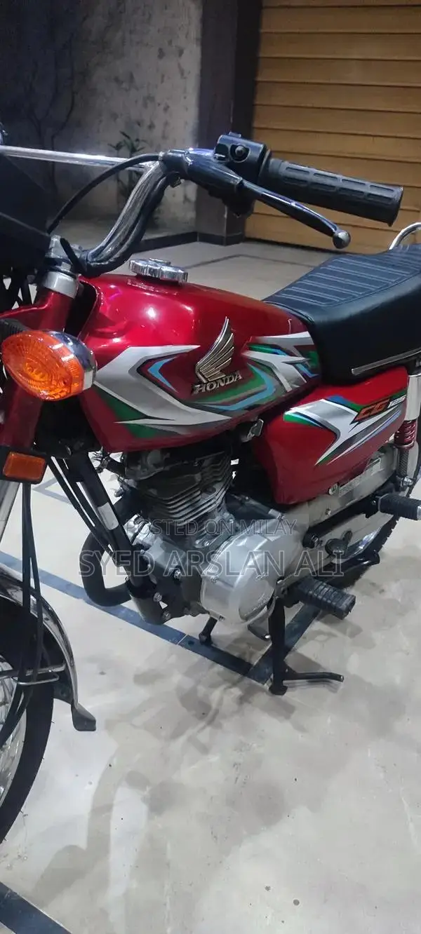 Honda CG 125 Motorcycle - Classic Single Cylinder Bike