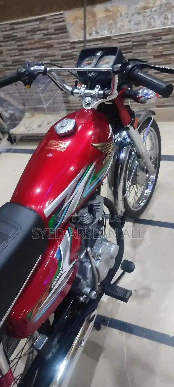 Honda CG 125 Motorcycle - Classic Single Cylinder Bike