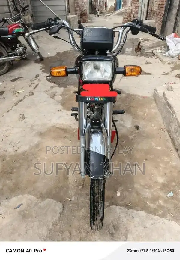 Honda CD 70cc Motorcycle - Classic Commuter Bike