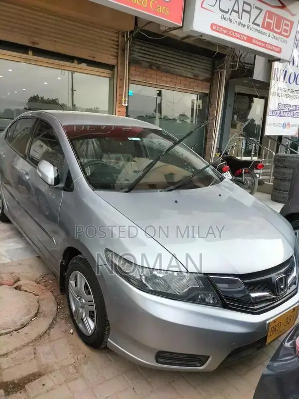 Honda City IVTEC Sedan - Silver Metallic 2017 Model