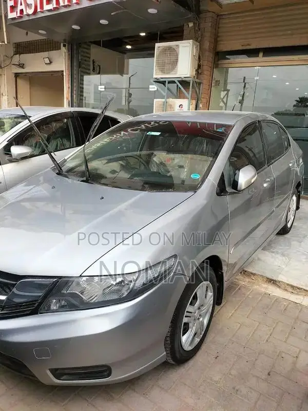 Honda City IVTEC Sedan - Silver Metallic 2017 Model
