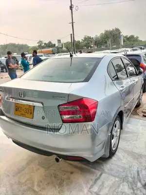 Honda City IVTEC Sedan - Silver Metallic 2017 Model