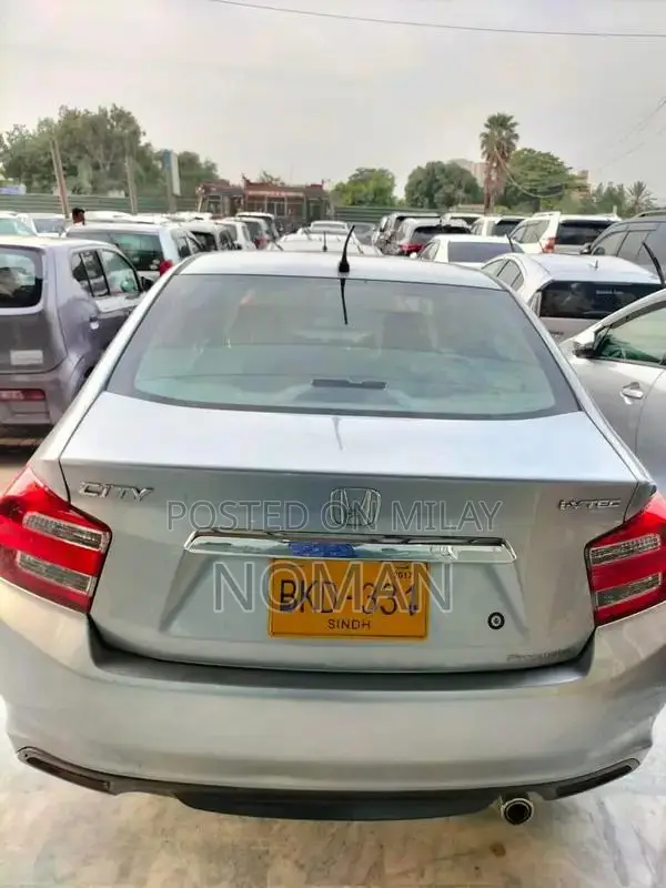 Honda City IVTEC Sedan - Silver Metallic 2017 Model