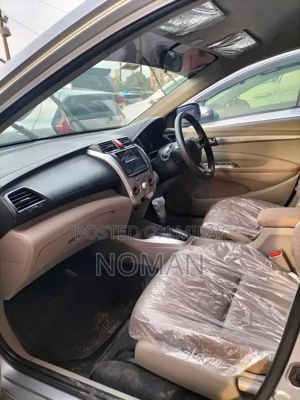Honda City IVTEC Sedan - Silver Metallic 2017 Model