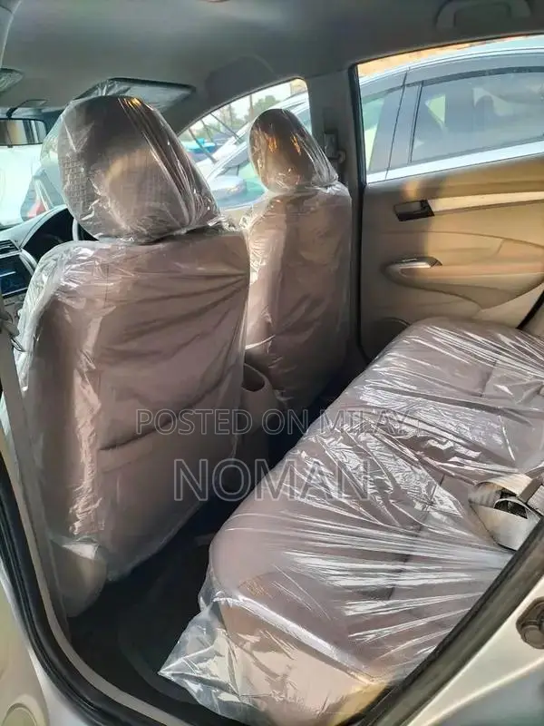 Honda City IVTEC Sedan - Silver Metallic 2017 Model