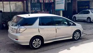 Photo - Honda Fit Shuttle 2012 Hybrid Compact Crossover
