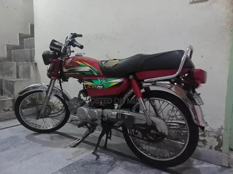Honda CD 70 Motorcycle - Reliable Two-Wheeler for Urban Commuting