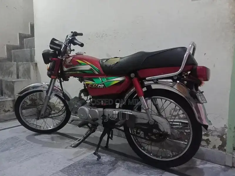 Honda CD 70 Motorcycle - Reliable Two-Wheeler for Urban Commuting