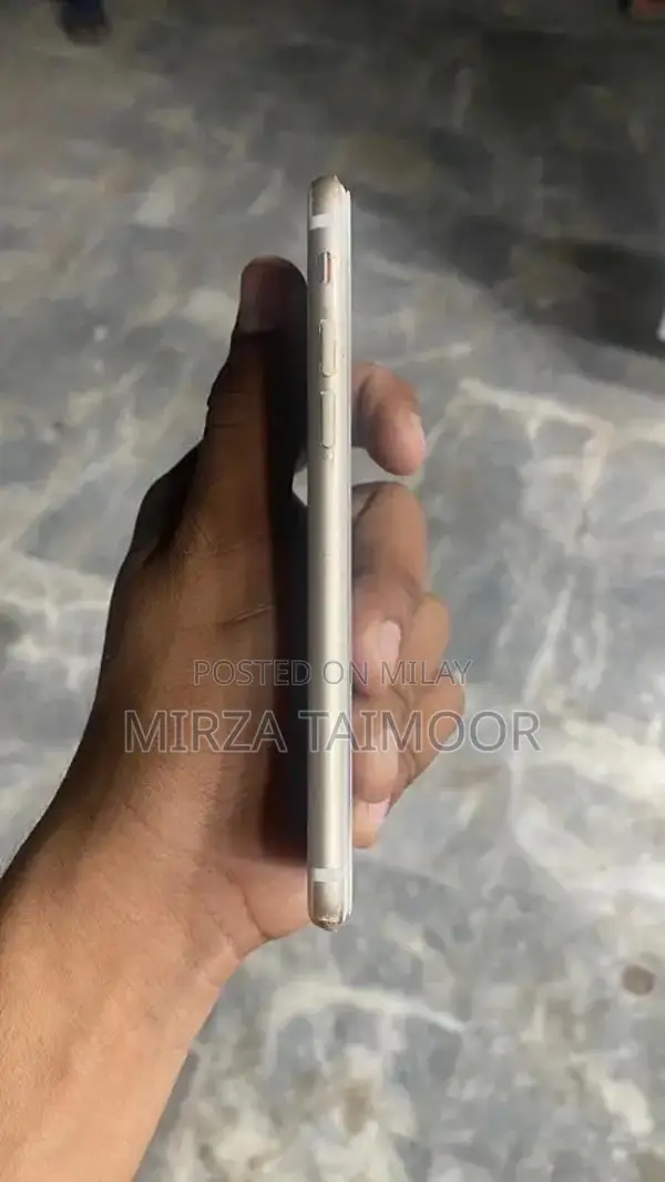 Apple iPhone 7 128GB Smartphone with Charger