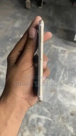 Apple iPhone 7 128GB Smartphone with Charger