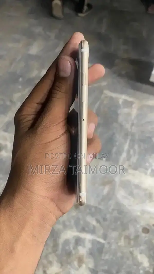 Apple iPhone 7 128GB Smartphone with Charger