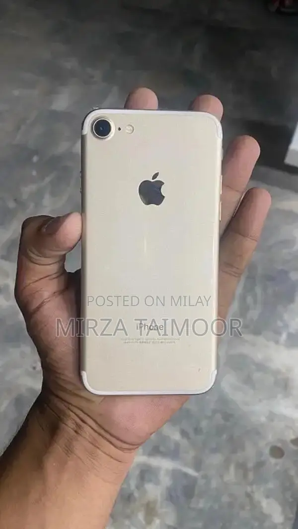 Apple iPhone 7 128GB Smartphone with Charger