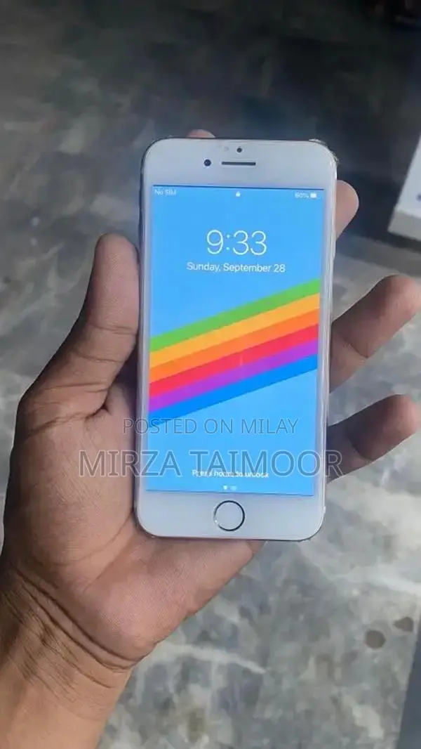 Apple iPhone 7 128GB Smartphone with Charger