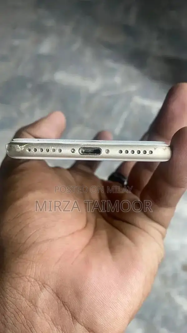 Apple iPhone 7 128GB Smartphone with Charger