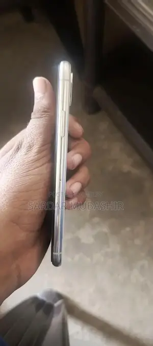 iPhone XS 256GB Smartphone with Charger and Cover