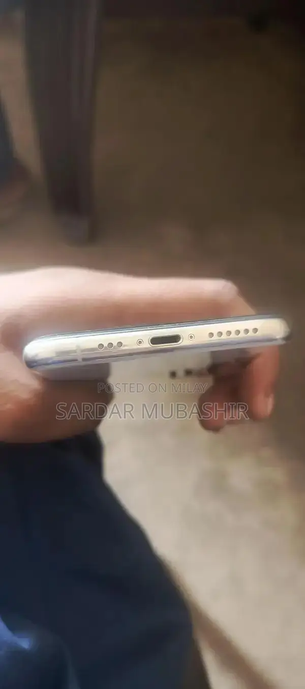 iPhone XS 256GB Smartphone with Charger and Cover