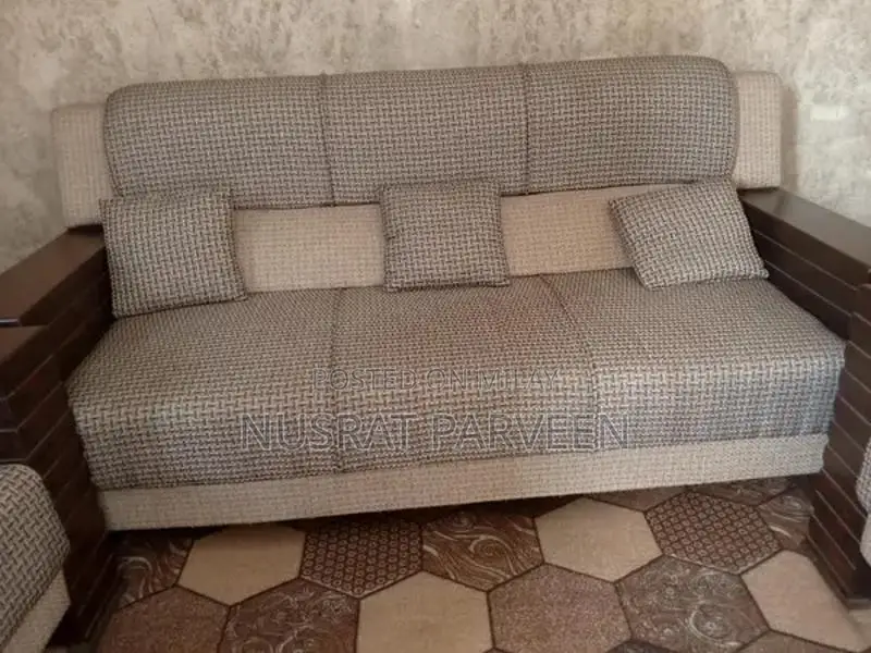 5 Seater Loveseat Sofa in Pristine Condition