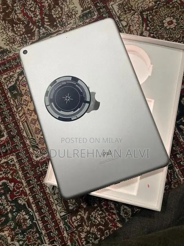 iPad Mini 5 64GB - Cracked Screen, Functional Device