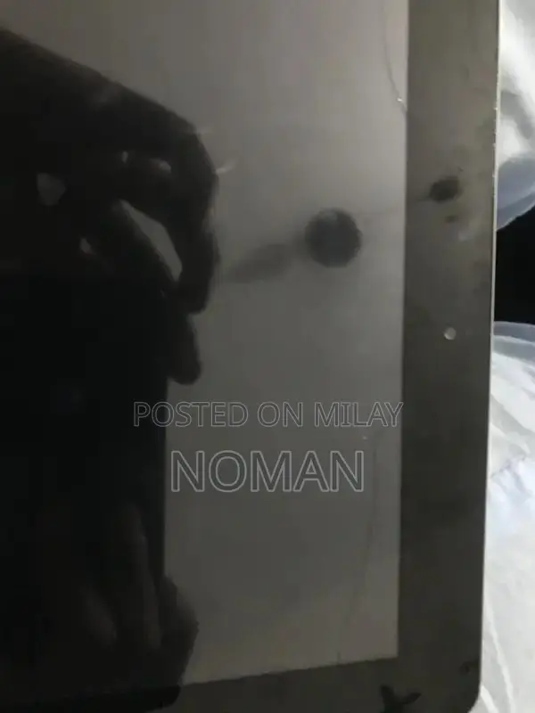 Apple iPad 2 Tablet with Minor Cosmetic Wear