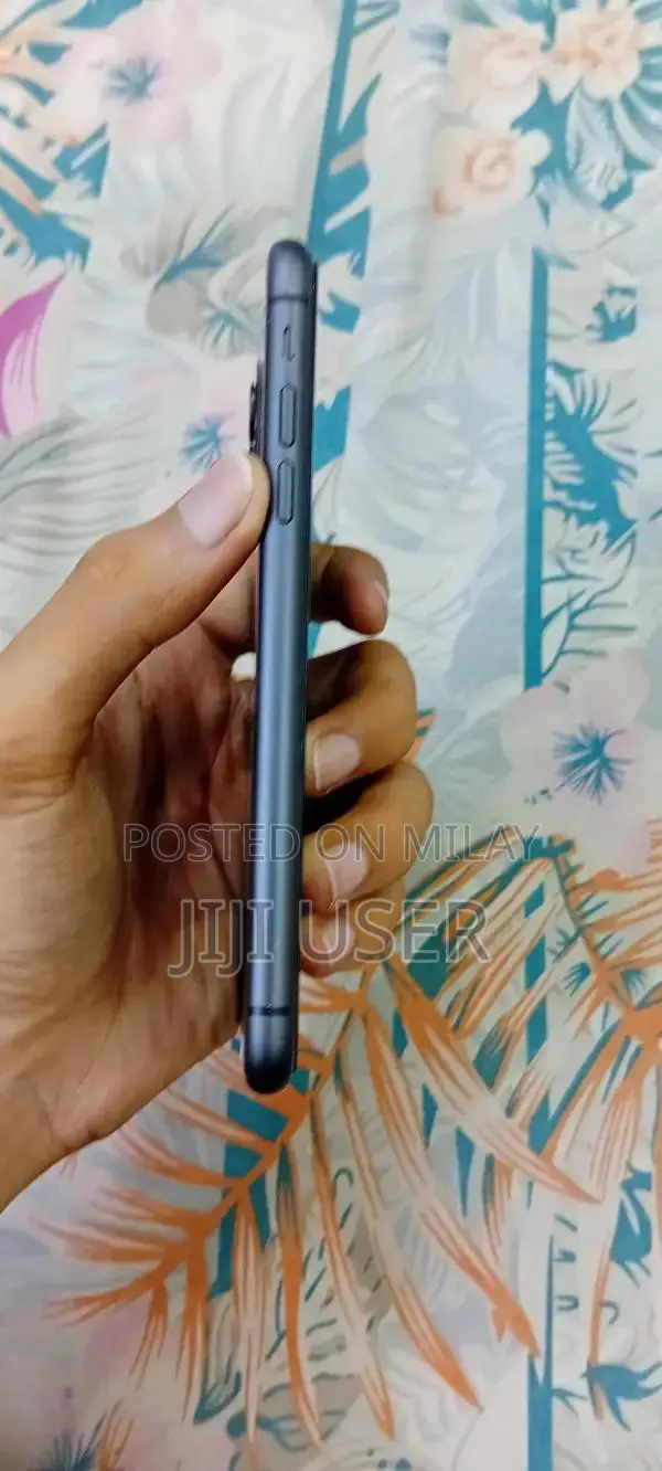 Apple iPhone 11 64GB Excellent Condition Waterproof Set