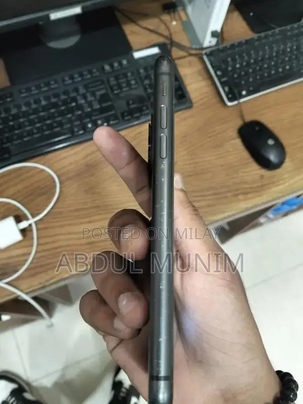 Apple iPhone 11 Waterproof Smartphone, Pre-Owned Excellent Condition