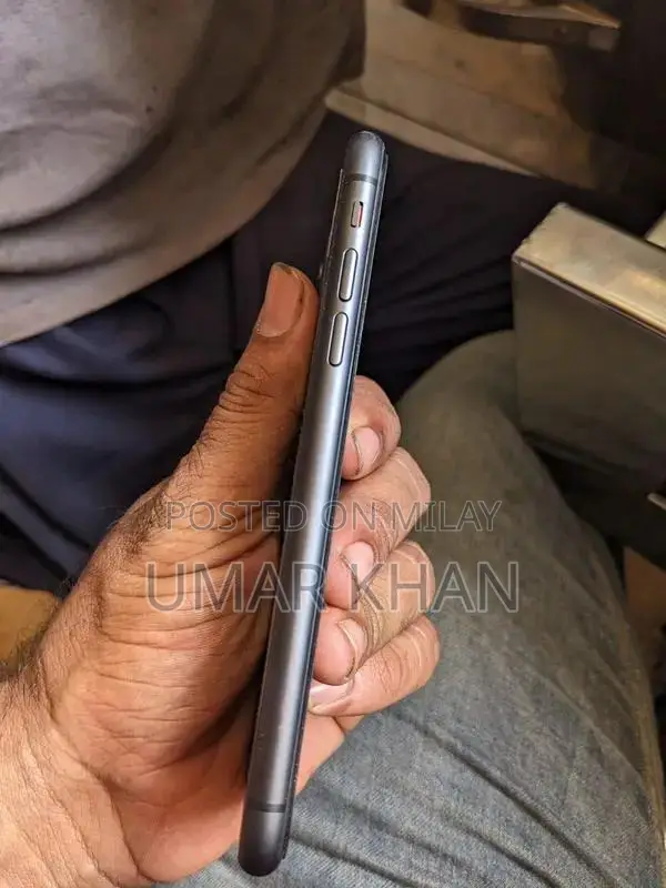 Apple iPhone 11 Smartphone with 94% Battery Health