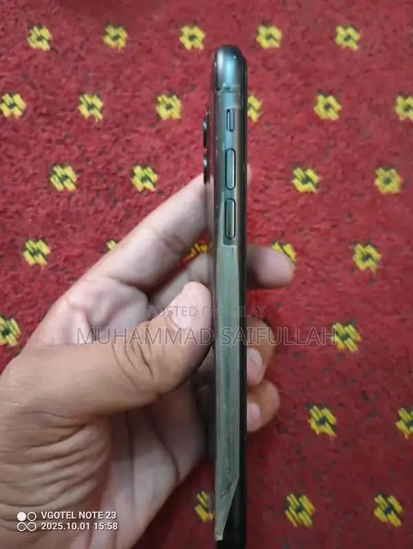 Apple iPhone 11 - 128GB Mint Condition Smartphone