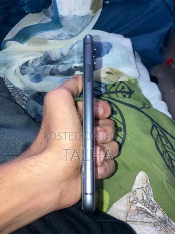 Apple iPhone 11 128GB Factory Unlocked with Battery Service