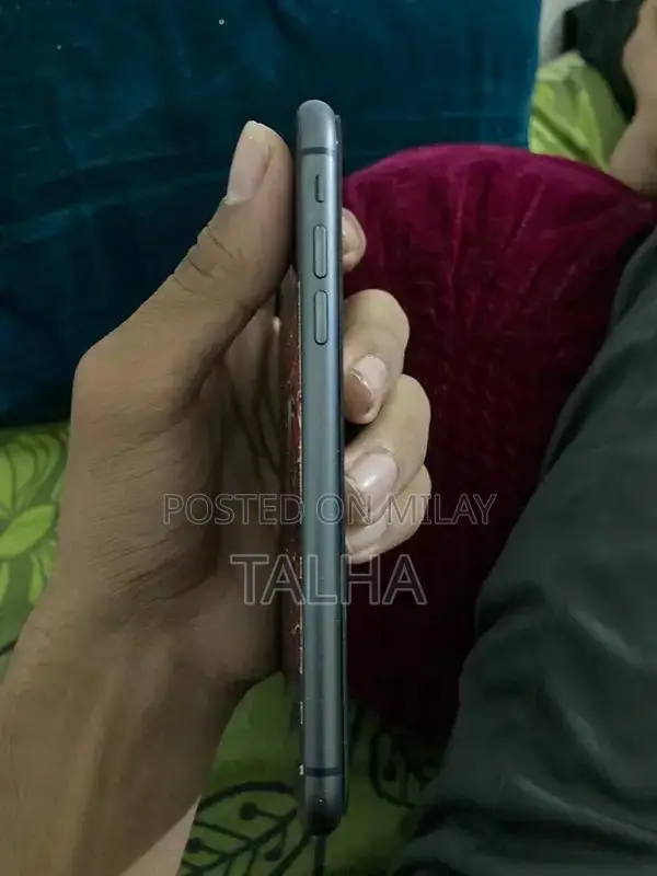 Apple iPhone 11 128GB Factory Unlocked with Battery Service